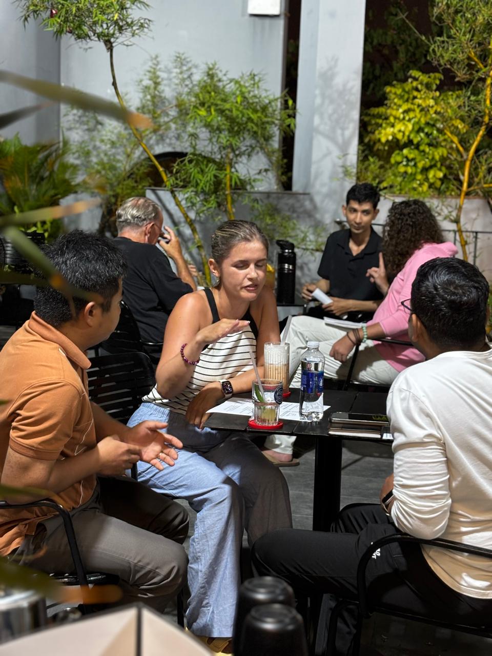 A close small-group conversation during the Friday, April 17, 2026 Da Nang Language Exchange session.